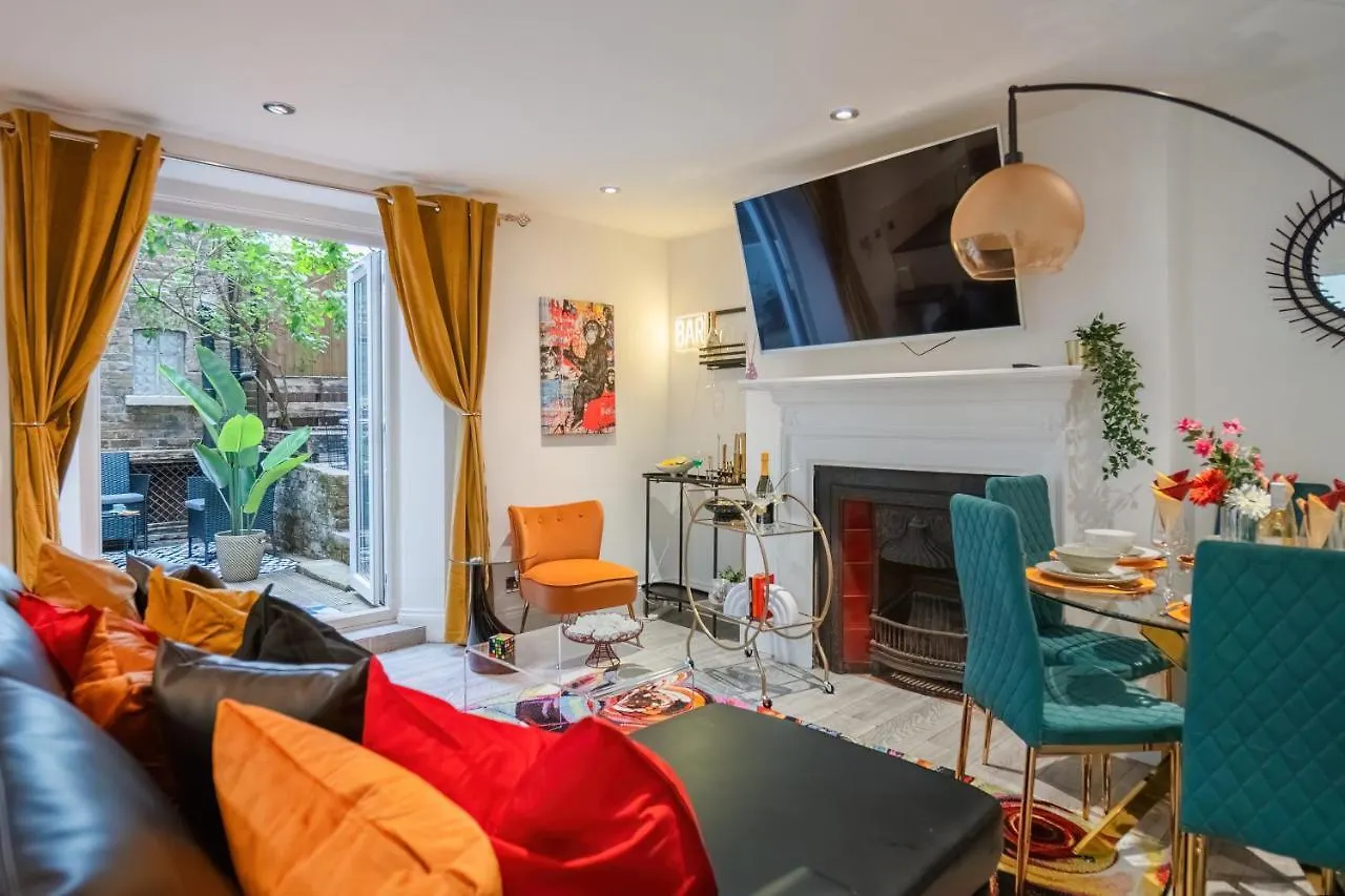 Funky Trendy Modern 3 Bed 3 Bath House In Dalston location